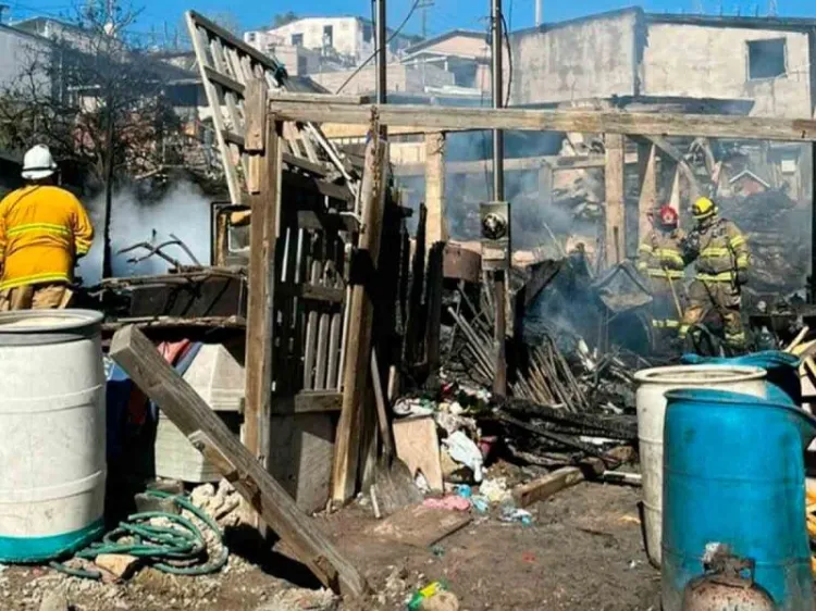 Mueren 8 personas tras incendio en colonia marginada de Tijuana; 3 eran niños