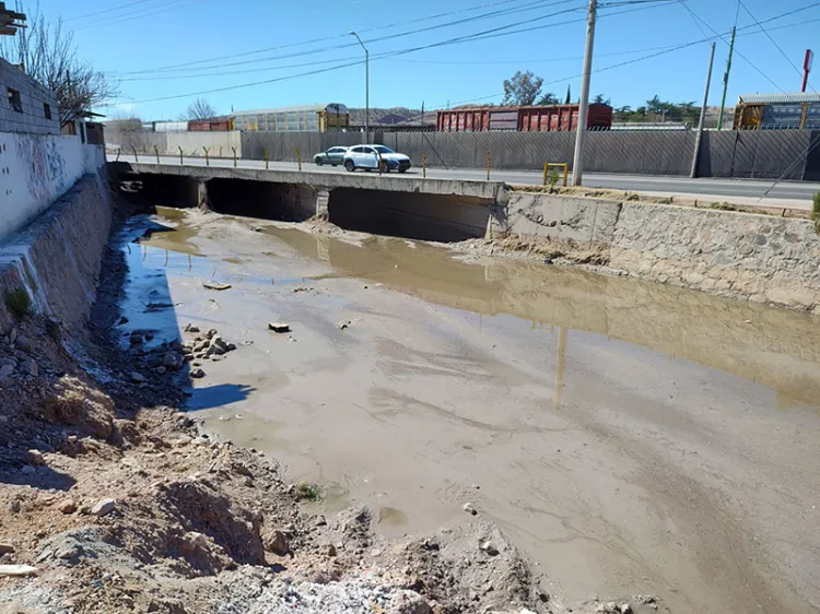 Denuncian fuga de aguas negras en arroyo Los Nogales