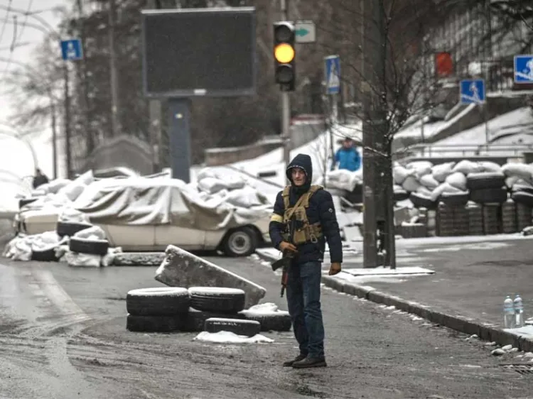 Pide presidente de Ucrania a Biden frenar invasión de Rusia