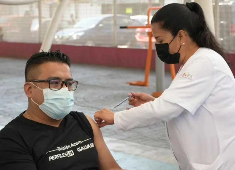 Inicia vacunación de refuerzo para jóvenes de 18 a 29 años