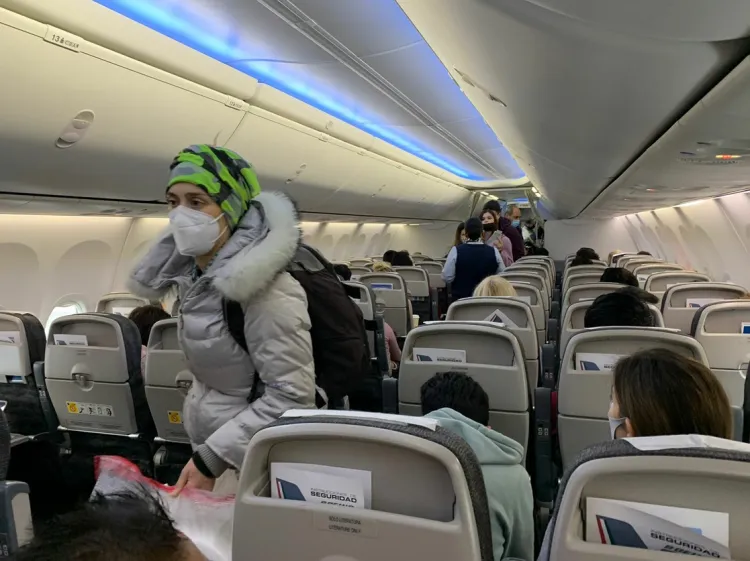 Llega a Canadá vuelo de mexicanos rescatados de Ucrania