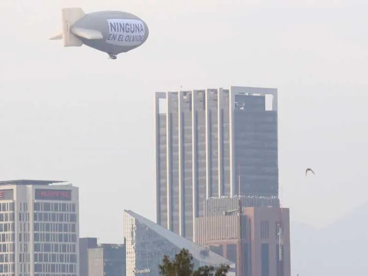 Vuela dirigible sobre CDMX contra violencia feminicida: 'Con dolor en el cielo'