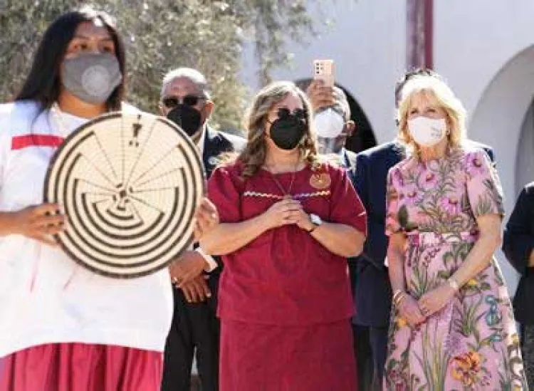 Visita Jill Biden Tucson; apoya estudios para combatir cáncer