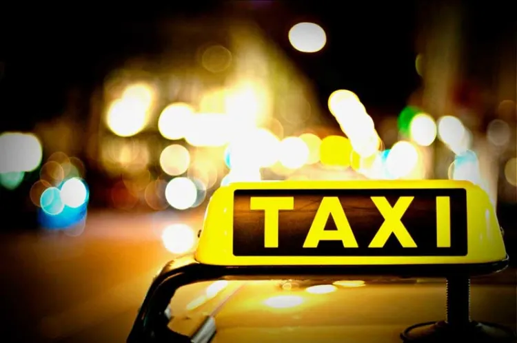 Choca taxista ebrio a vehículo y huye