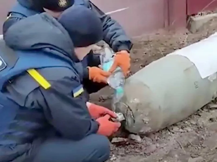 Con botella de agua y guantes, así desactivan enorme bomba rusa en Ucrania