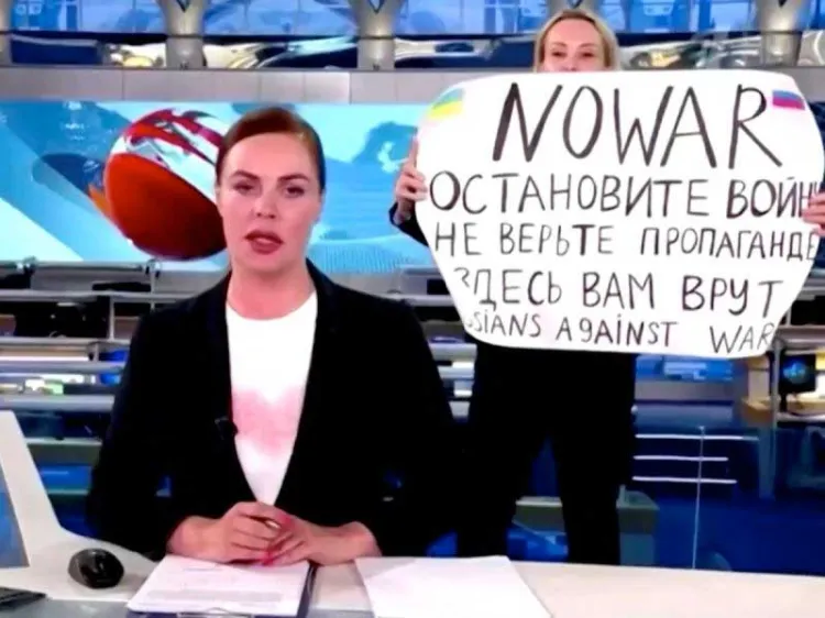 "Les están mintiendo": mujer protesta contra la guerra en noticiero ruso