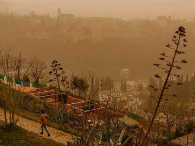 Tiñe de naranja nube de polvo del Sahara varias ciudades de España