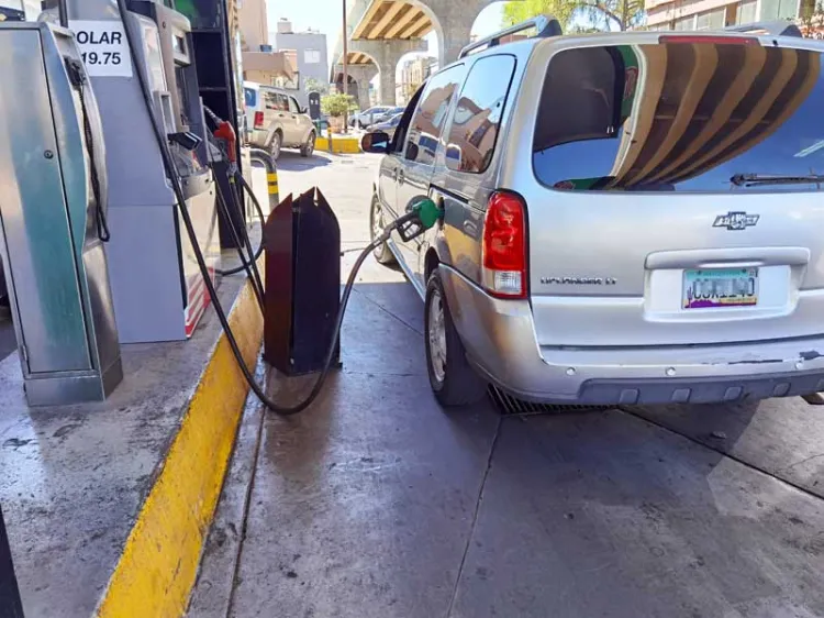 Aprovechan bajos precios de gasolina en México