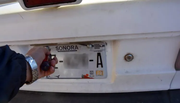 Se
regularizará esta semana abasto de láminas de placas: del Valle Colosio