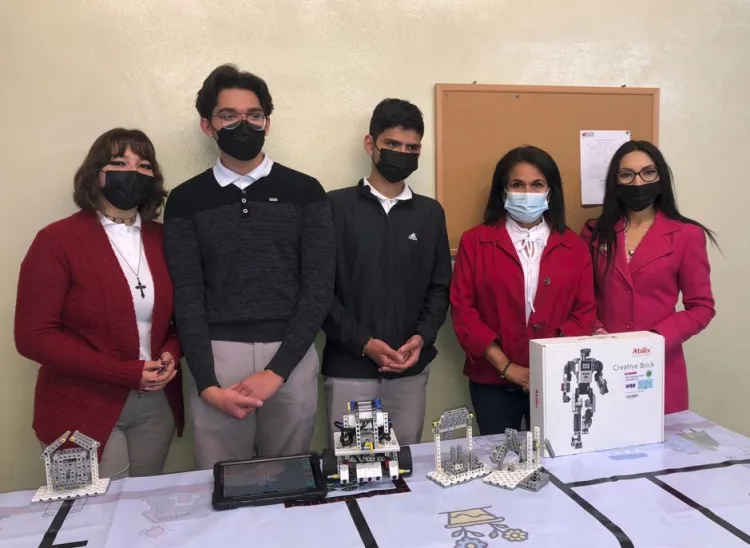 Entregan
kit de robótica en Cobach para concurso nacional