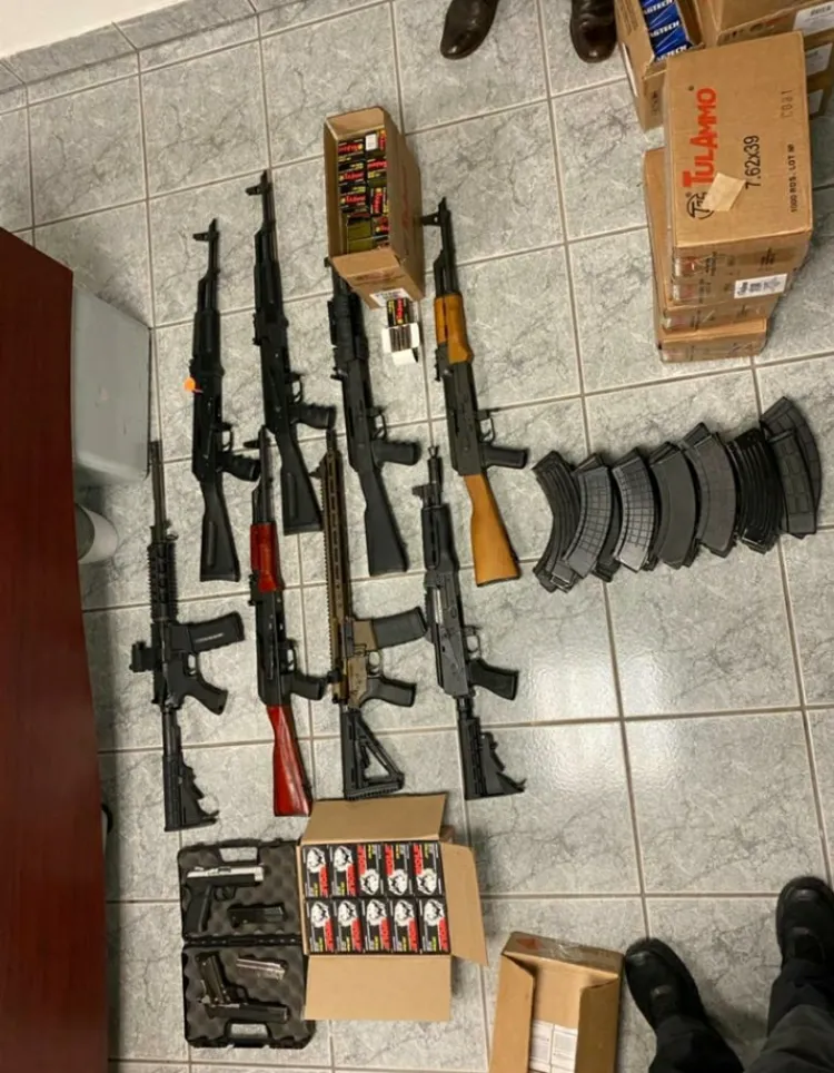 Aseguran potente armamento en garita