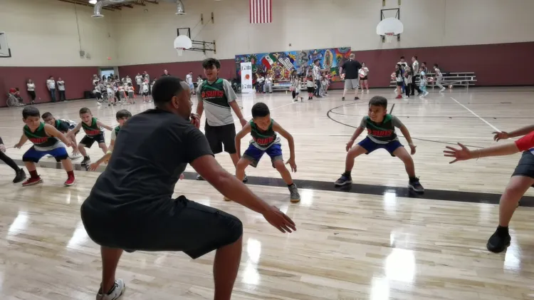 Participan jóvenes en clínica binacional de baloncesto