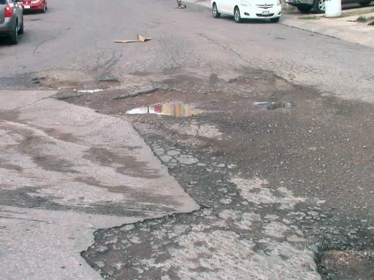Denuncian vecinos grandes baches