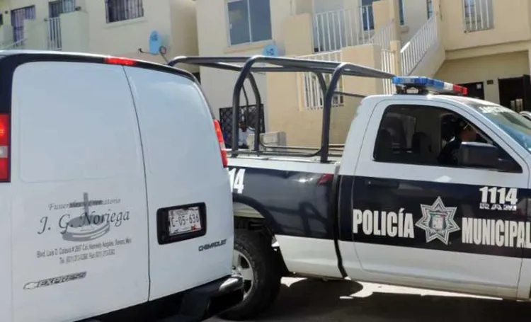 Encuentra mamá a hija colgada con cable del Internet