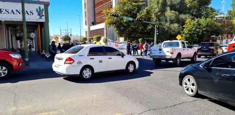 Bloquean calles concesionarios del transporte