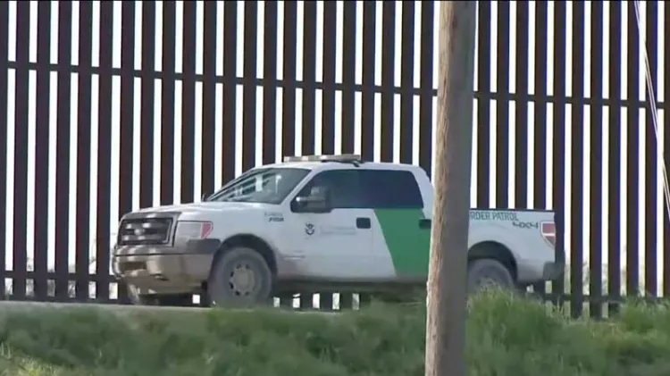 Pasa odisea migrante LGBTQ al cruzar a EU