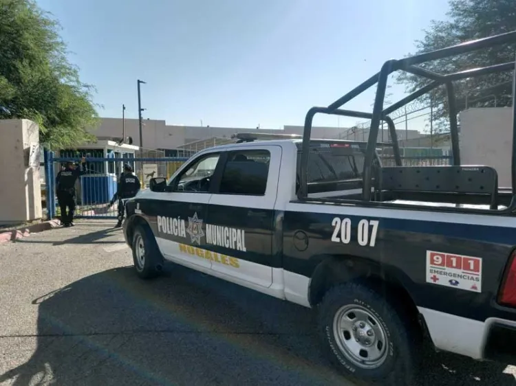 Recibe hombre fuerte descarga eléctrica