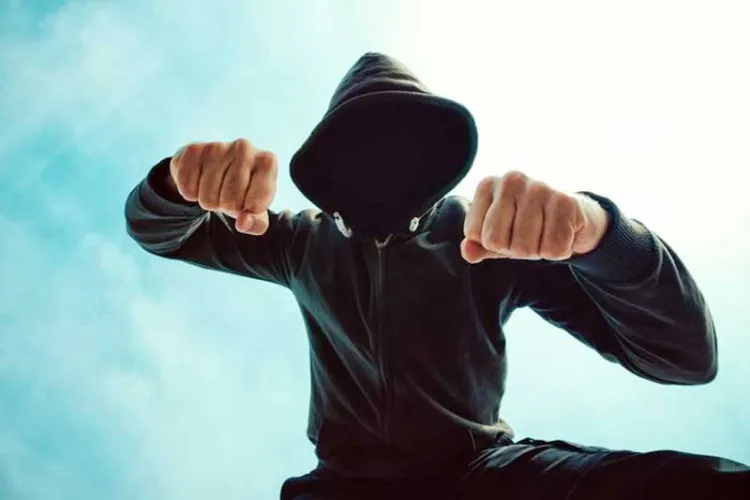 Agrede e insulta a pasajeros de camión foráneo; fue detenido