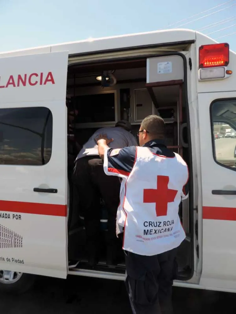 Madre e hijo son golpeados por tres sujetos