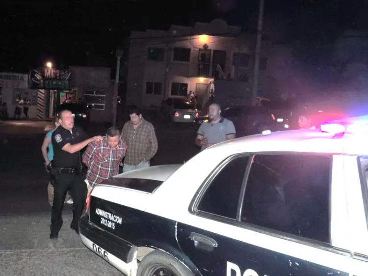 Detienen vecinos a conductor ebrio