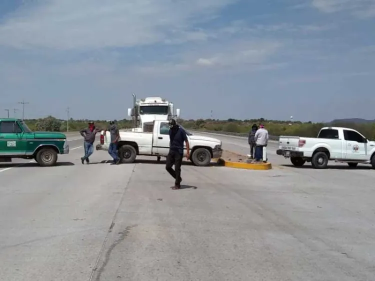 Buscan retiro de bloqueo en Loma de Guamúchil en SS