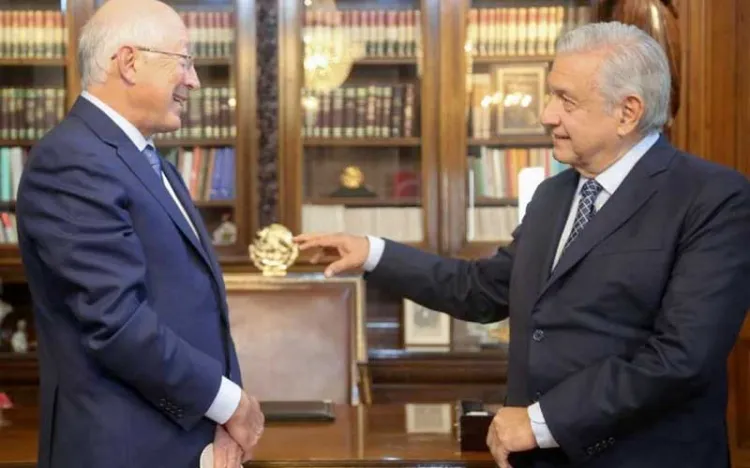Visita Ken Salazar a AMLO tras acusaciones contra EU por reforma eléctrica