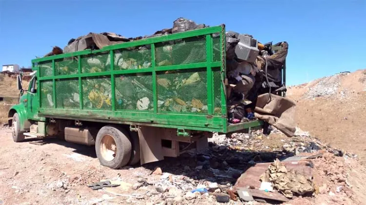 Multan a ‘cochinones’ por tirar basura en la vía pública