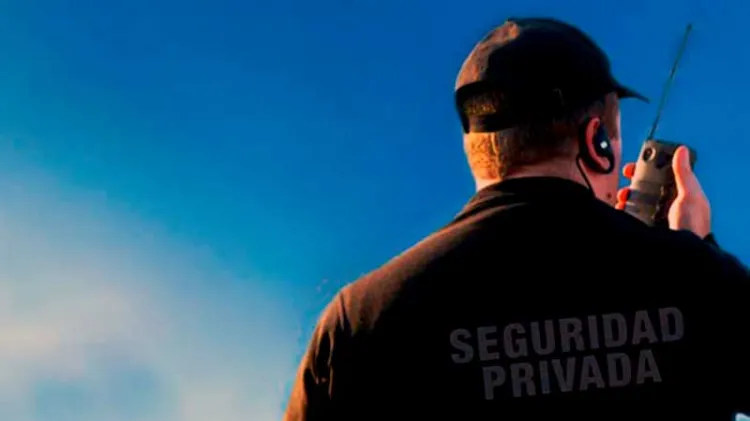 Sorprende sujeto a guardia de seguridad; le roba radio de comunicación