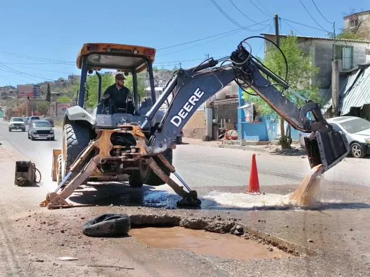 Reparan fuga de agua en calle Abraham Zaied