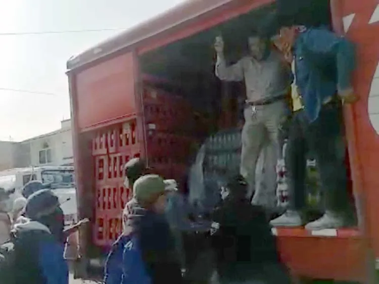 Agreden normalistas a reportero que cubría cómo robaban mercancía