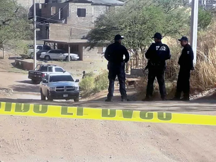 Descubren restos humanos semi enterrados