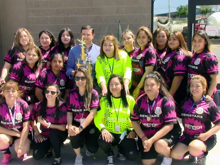 Entrega equipo de futbol trofeo a benefactor