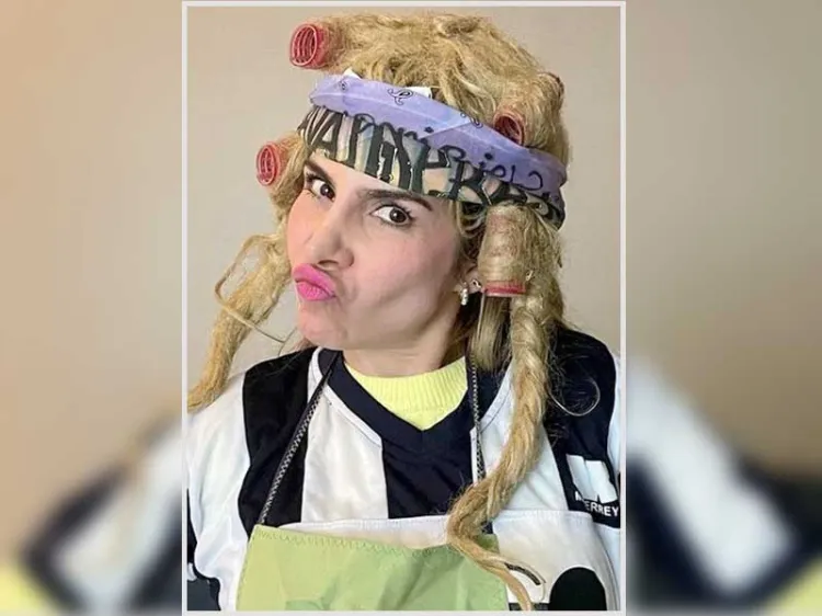 Vende playeras Karla Panini sobre odio que le tienen