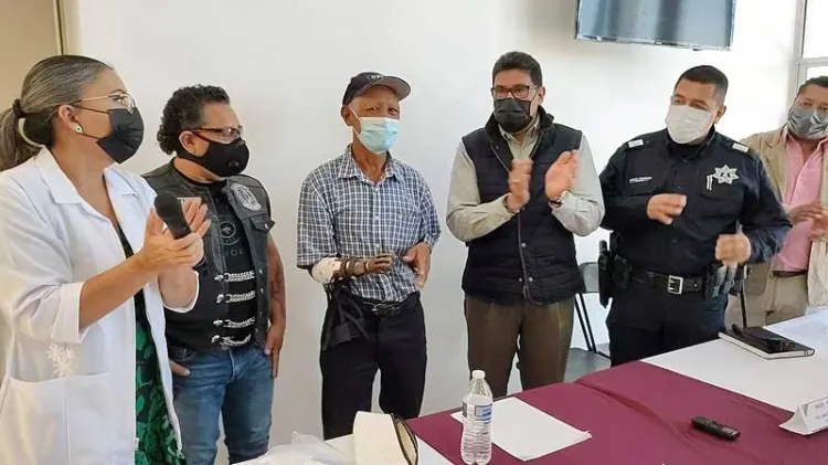 Apoyan motociclistas a don Francisco con prótesis de brazo