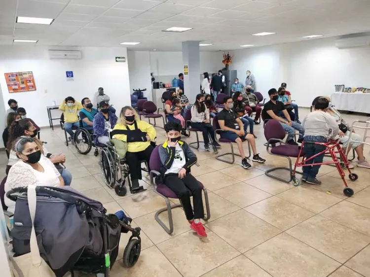 Reciben beca del Estado personas con discapacidad