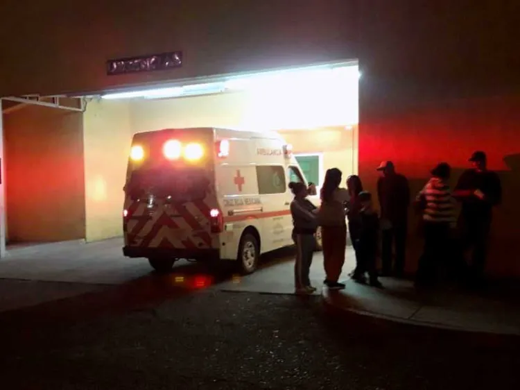 Le cierran el paso y lo golpean