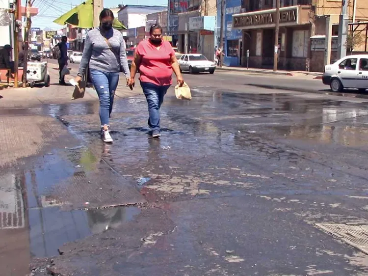 Arreglan fuga de drenaje en avenida Obregón