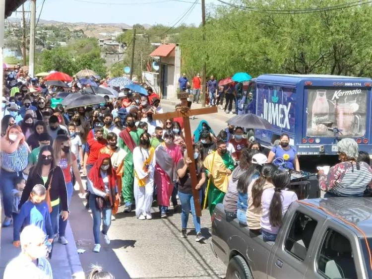 Reviven tradición del viacrucis en la frontera