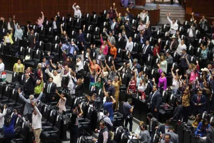 Crónica: Da trato VIP a plan ‘B’ de AMLO ausencia de oposición