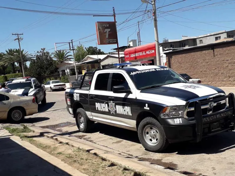 Entran a negocio, se llevan dinero y mercancía