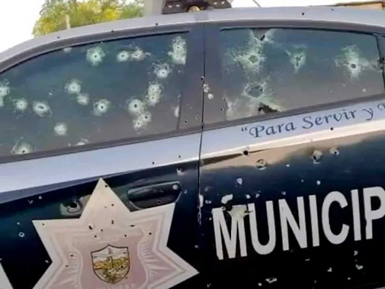 Acribillan sicarios a dos policías en su patrulla en SLRC