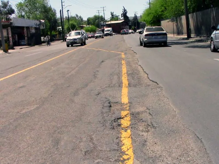 Pintan rayas en carriles por encima de baches