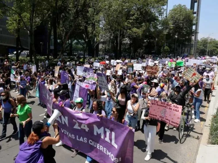 Marchan mujeres de CdMx contra feminicidios