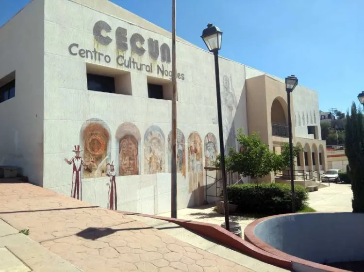 Rompen de nuevo cristal en el CECUN