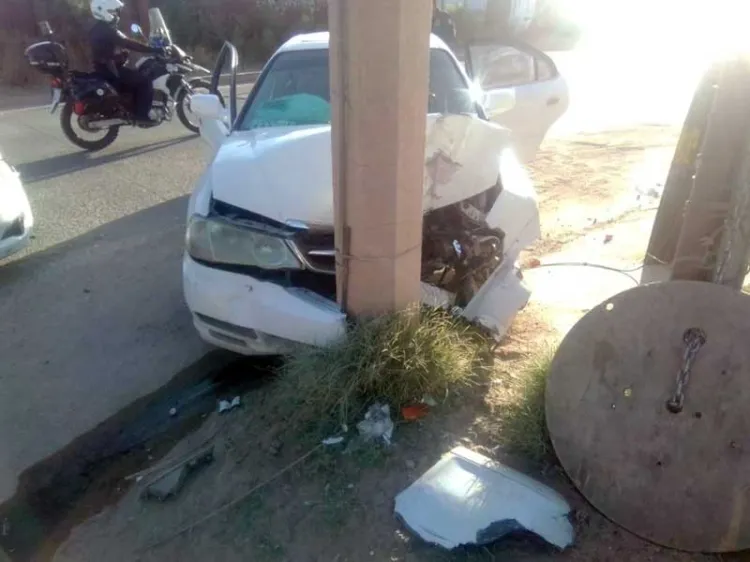 Impacta vehículo contra poste; conductor en estado etílico