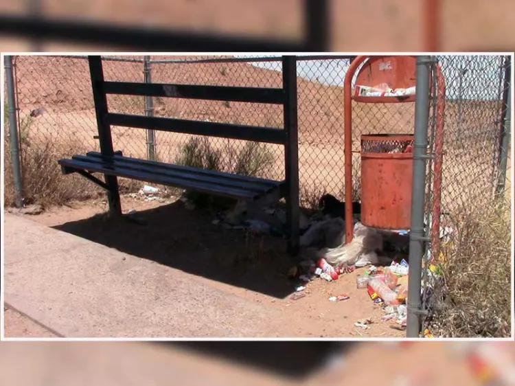 Esperan el camión en la calle; la caseta está llena de basura