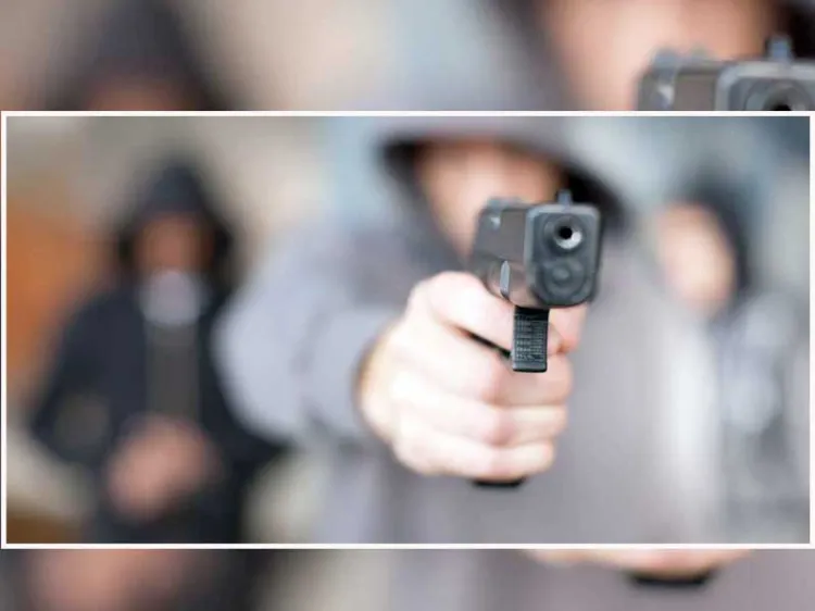 Asaltan expendio a punta de pistola