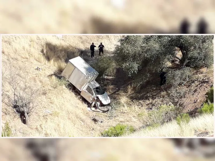 Vuelca y cae en barranco; chofer fallece