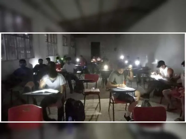 Usan alumnos de Oaxaca linterna de celular para tomar clases