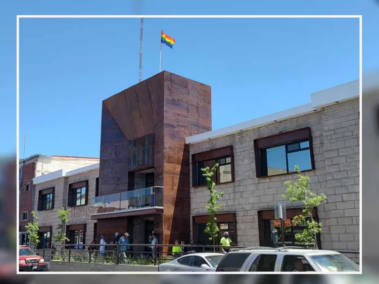 Ondea bandera LGBTIQ+ en edificio municipal